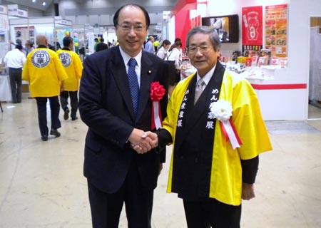 麺産業展で日本麺類業団体連合会の鵜飼良平会長と